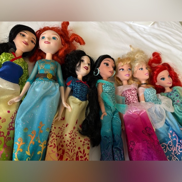 7 Disney Princess Doll Collection with Vibrant Dresses - Picture 2 of 6